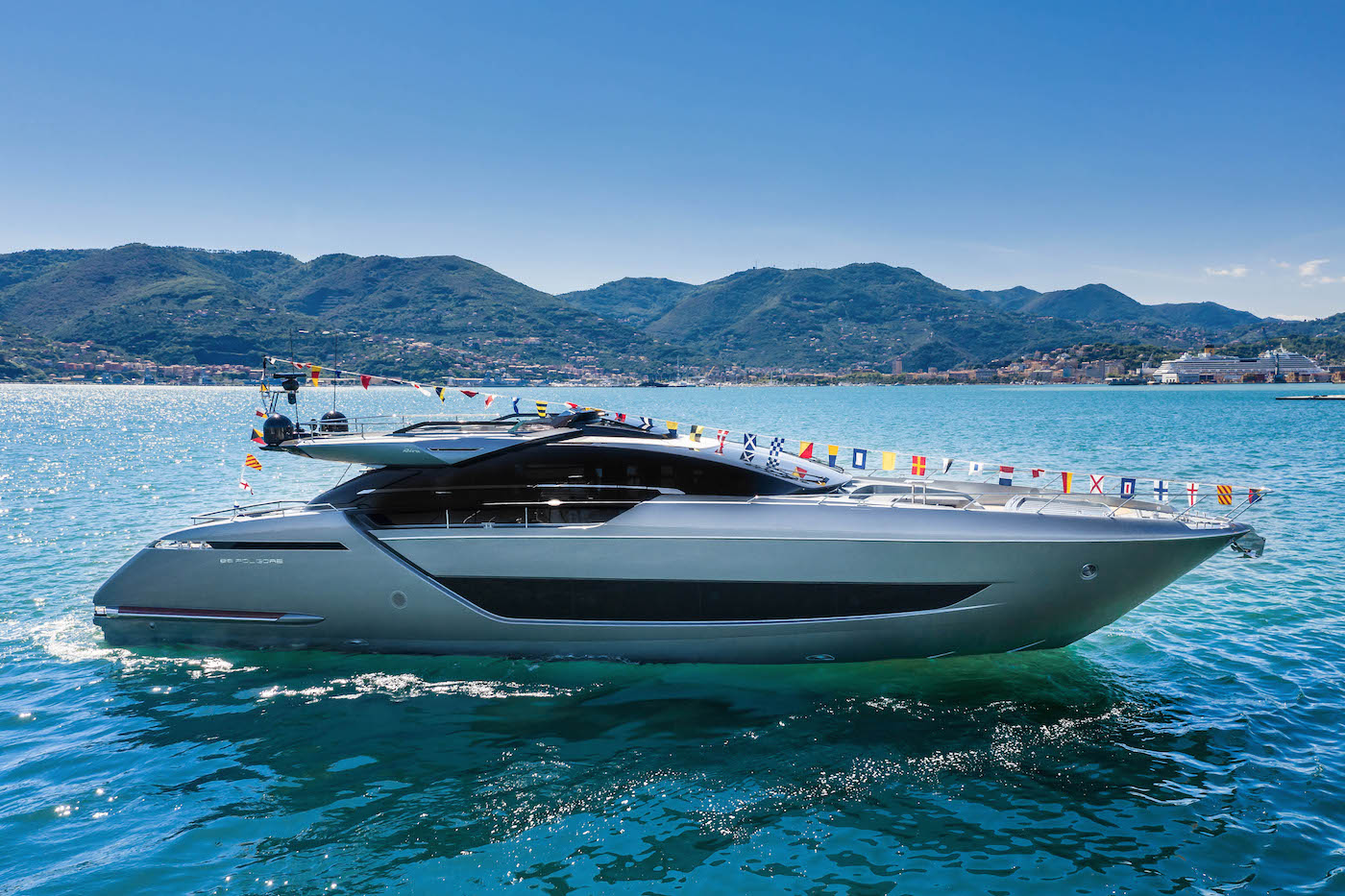 Yacht LIGHTNING, Riva CHARTERWORLD Luxury Superyacht Charters